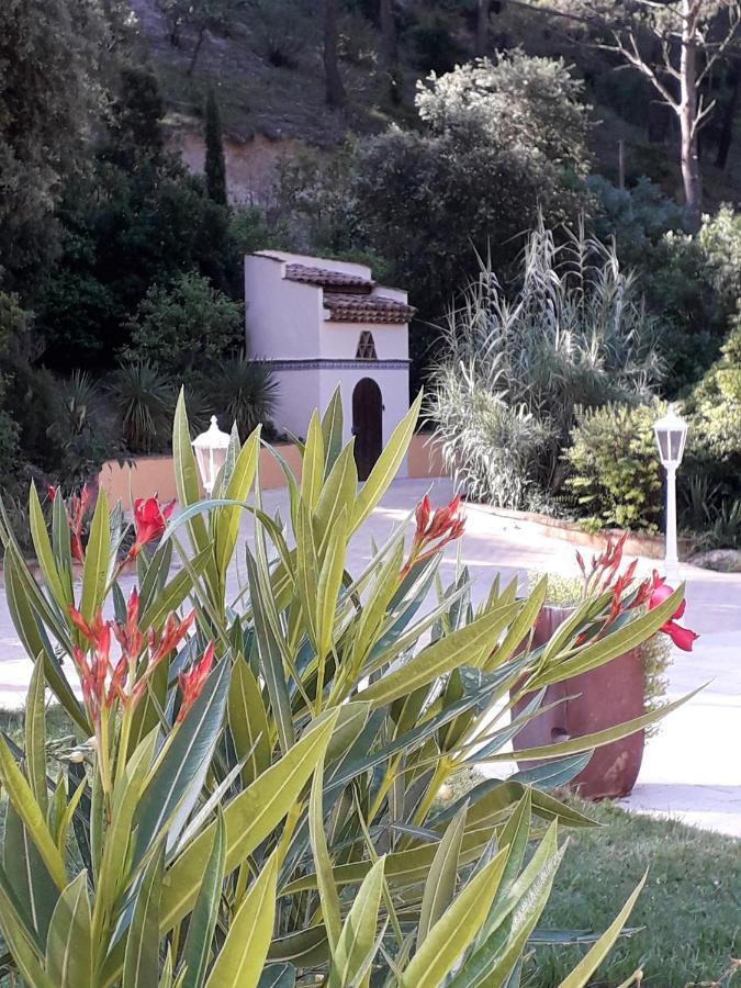 Les Restanques - chambre d'hôtes Cuges-les-Pins Exterior foto